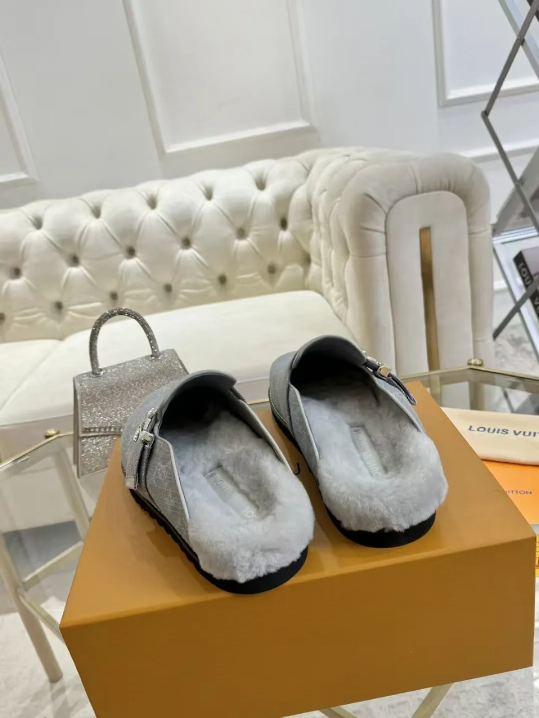 p600✨ LV Couple’s Wool Slippers｜Full of high-end feel, the soles of your feet are luxurious✨ We have achieved the ultimate restoration of the "higher version" of this pair of LV classic toe-toe slippers! 👫💫 🌟 The core advantages are clear at a glance: ✔️ Original jacquard + cowhide fabric, delicate texture, high-end at first glance; ✔️ 280% pure wool lining, wearing barefoot is like stepping on clouds ☁️, soft and skin-friendly and not sweaty; ✔️ Non-slip rubber bottom + three-dimensional toe design, super stable for walking, fashionable and practical!  👀 Must-have attention to detail: Belt buckle + classic LV presbyopic elements, revealing the aura of a big-name brand in a low-key manner ~ Whether it is a couple dating or a trip with besties, both of them are the focus when they go out👟💖 ✨ Easily match the wardrobe: jeans + sweaters, lazy and casual style ✔️ Coat + skirt, refined and elegant ✔️ One pair of shoes can handle a variety of styles, and the sense of luxury is never artificial ~ #LV slippers #couple outfit #High-End Customization #Quality Shoes Recommendation Fabric: Yangjing/classic jacquard fabric Lining: Imported wool lining Sole: Original rubber sole Size: Female 35-41 Male 38-46